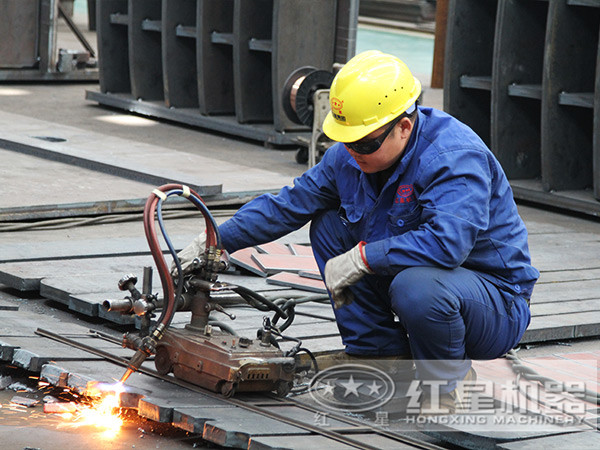 顎式破碎機生產(chǎn)車間